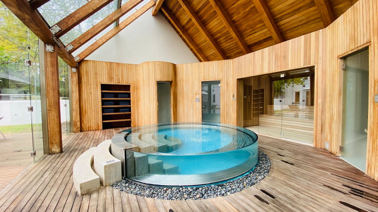Cum să cureți corect un jacuzzi exterior
